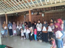 PENYERAHAN PMT BAGI BALITA STUNTING DI KALURAHAN MONGGOL